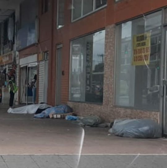 Edullano's tweet photo. En medio de la #Pandemia #CaliCo Cll 5 # 35. Barrio #SanFernando. Todos los días gente que duerme en la calle se levanta a buscar el desayuno en la basura. Nos sigue haciendo falta humanidad en la "nueva" normalidad. ¿Qué hacemos? #AmoCali #GuardianesSomosTodos #GuardianesDeVida https://t.co/cB73VEVXkH