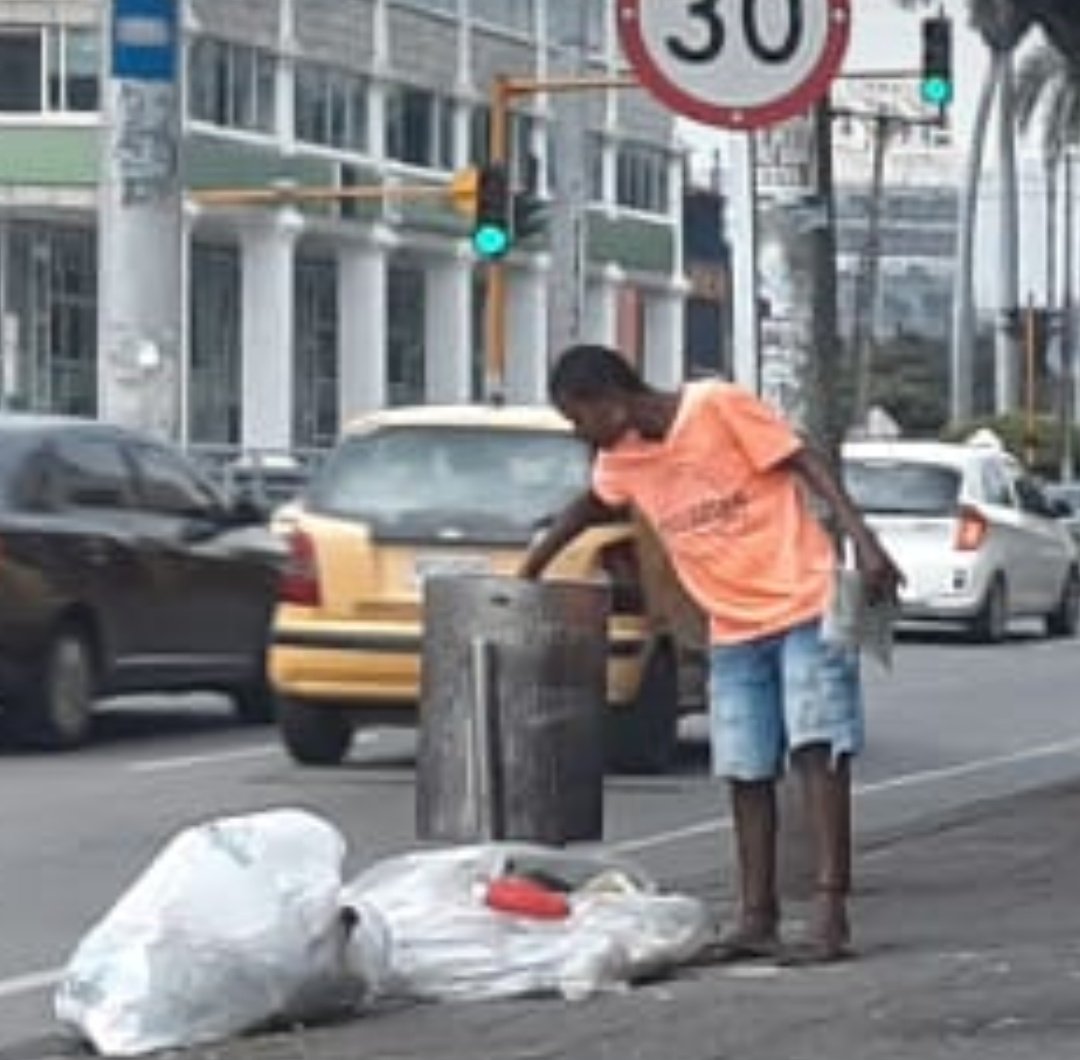 Edullano's tweet photo. En medio de la #Pandemia #CaliCo Cll 5 # 35. Barrio #SanFernando. Todos los días gente que duerme en la calle se levanta a buscar el desayuno en la basura. Nos sigue haciendo falta humanidad en la "nueva" normalidad. ¿Qué hacemos? #AmoCali #GuardianesSomosTodos #GuardianesDeVida https://t.co/cB73VEVXkH
