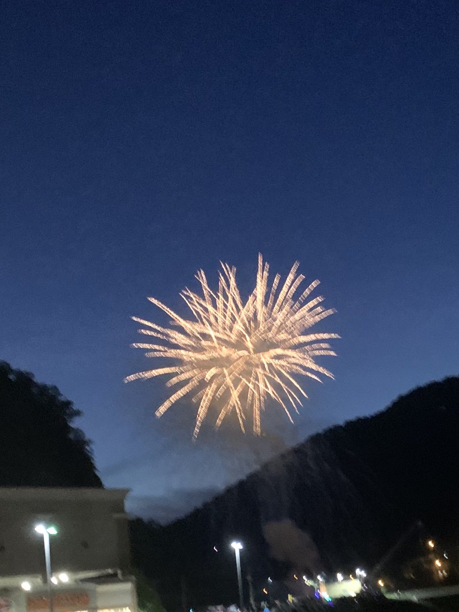 JaredLMiller's tweet photo. Family Fun!
Fireworks night in Grundy.
#Blessed #4thofJuly2020 #mmsKids https://t.co/Mq2uJF1NKK
