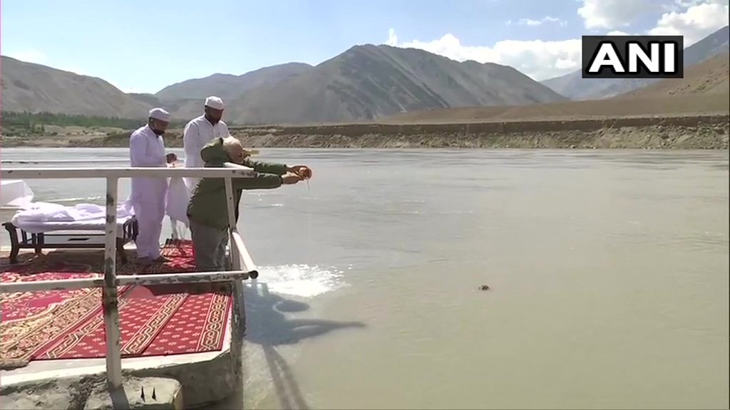 NavbharatTimes's tweet image. पीएम मोदी ने लद्दाख दौरे के दौरान फॉरवर्ड ब्रिगेड प्लेस नीमू में सिन्धु नदी की पूजा की। 
nbt.in/BreakingNews

#ModiInLeh #ModiInLaddakh