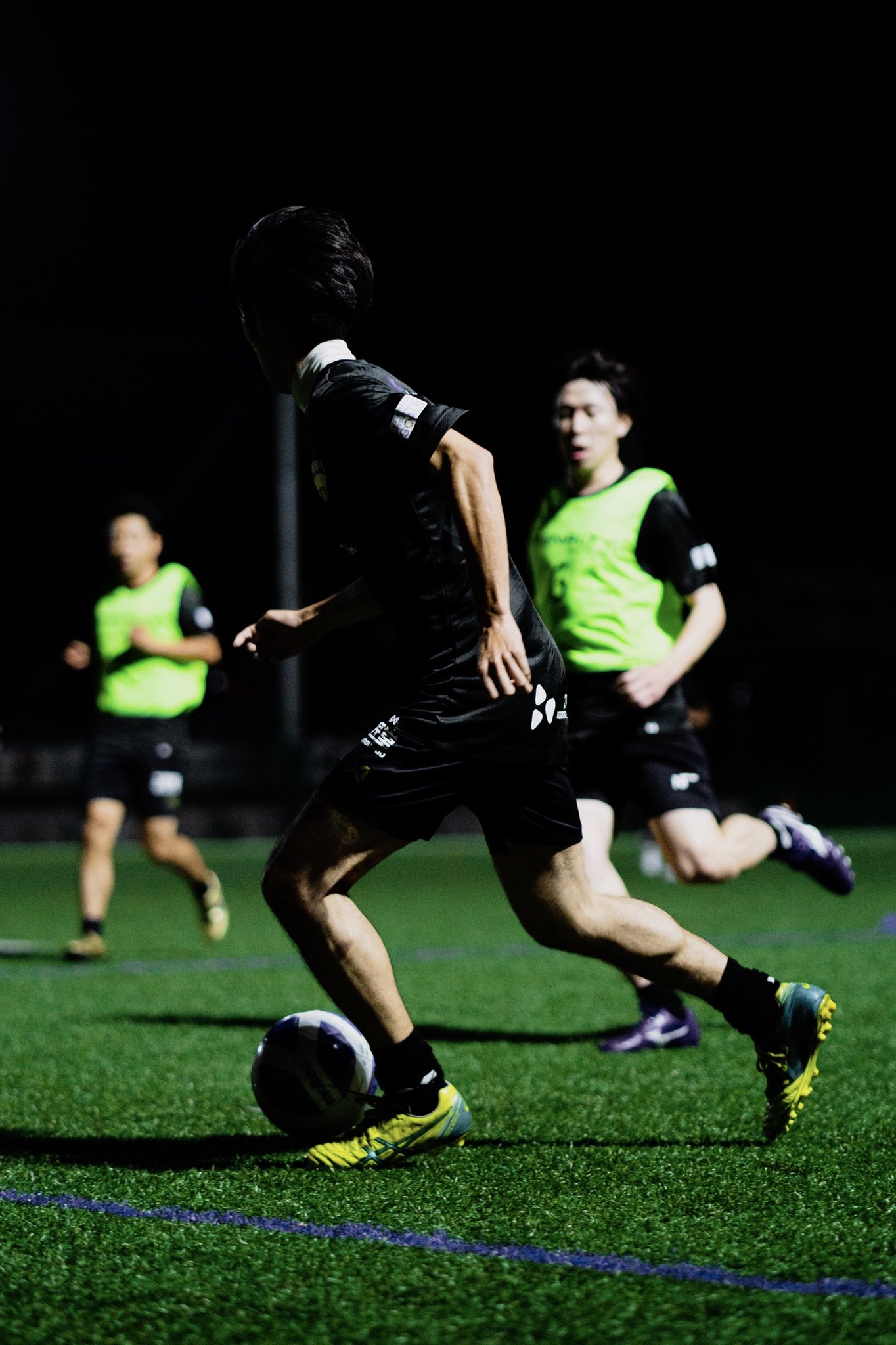 Kazuki Okamoto 先日お会いしたプロサッカー選手にお聞きしました Q カッコいい写真に加えてどんな写真を撮られたいですか A 自分を象徴するプレーが一目で分かる写真 早速実践 ボールの保持 と ボールを運ぶ に着目し グラウンドの照明を意識