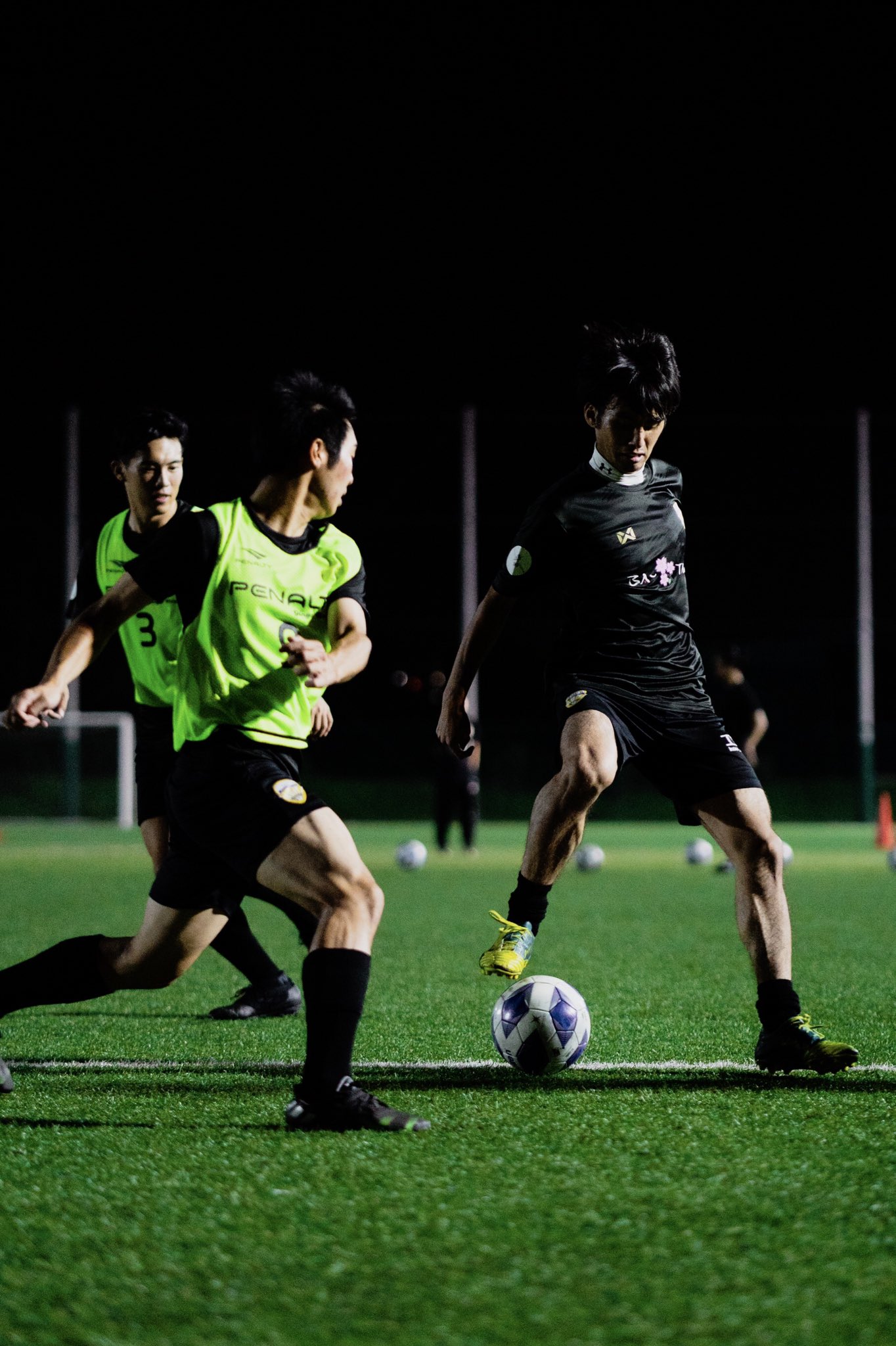 Kazuki Okamoto 先日お会いしたプロサッカー選手にお聞きしました Q カッコいい写真に加えてどんな写真を撮られたいですか A 自分を象徴するプレーが一目で分かる写真 早速実践 ボールの保持 と ボールを運ぶ に着目し グラウンドの照明を意識