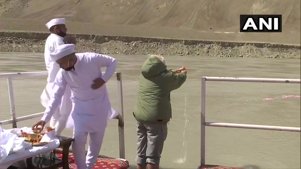 Lakshya2019's tweet image. पीएम मोदी  सिंधु नदी की पूजा करते हुए 
#ModiInLeh  #modiinladakh