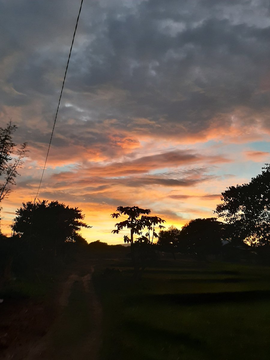 NoirCendre_'s tweet photo. Let's chase more sunrise and sunsets. I love you. @breatheapril
#ToMoreSunrisesWithApril https://t.co/Yi4RvdwEV6