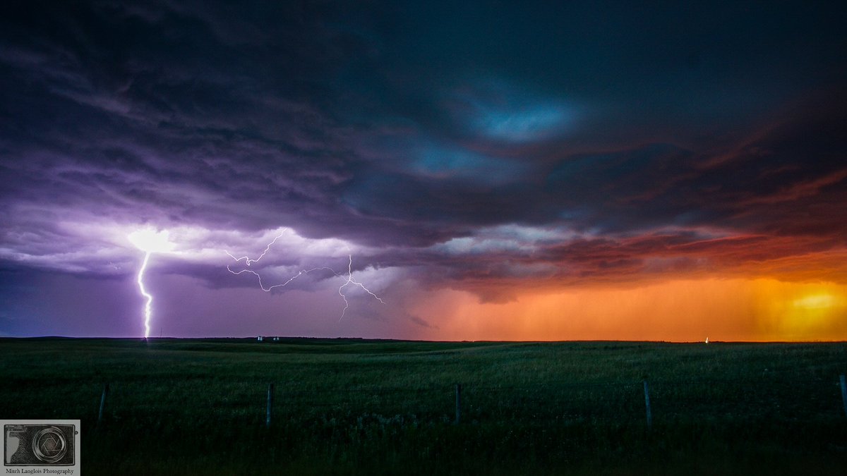 MitchHealeyPics's tweet photo. Damn Saskatchewan you do not disappoint!!

#skstorm #ShareYourWeather #yoursask https://t.co/93WhOn59dw