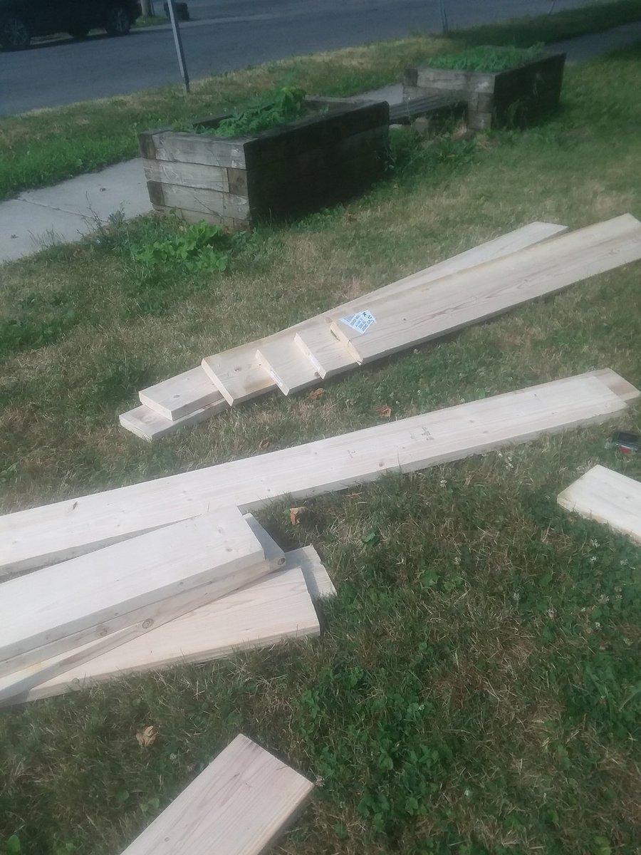 315garden's tweet photo. making #raisedbeds #veggies #herbs #seedlings #zone5a #syracusenewyork #lateharvest #fallharvest #organic #sustainable #foodsecurity #laboroflove #315comnunitygarden #syracusegrowsprogram https://t.co/ZszHeVXZp1