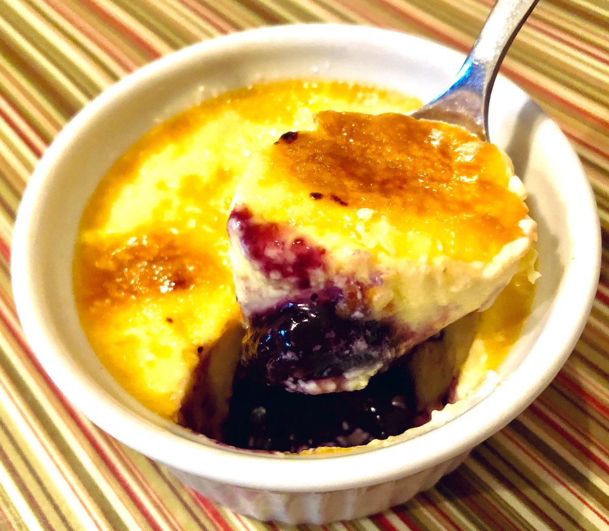 KitchenMika's tweet photo. I made a Blueberry Cream Brûlée with the picked blueberries. It tastes so good! 
#sweet #cooking #dessert #blueberries  #creambrulee #tasty #blueberrypicking #ブルーベリークリームブゥルレ　#スイーツ https://t.co/FKVaqAoP9g