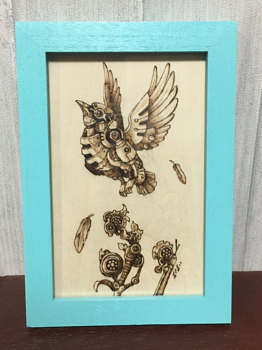 山田 貴広 機械仕掛けのリトルバード 3 170 210 額込み シナ合板 ウッドバーニング ちなみに作者は工業高校の機械科出身です 焼き絵 ウッドバーニング アート 芸術 イラスト クラフト 木 木材 鳥 メカ スチームパンク 焚き火したい