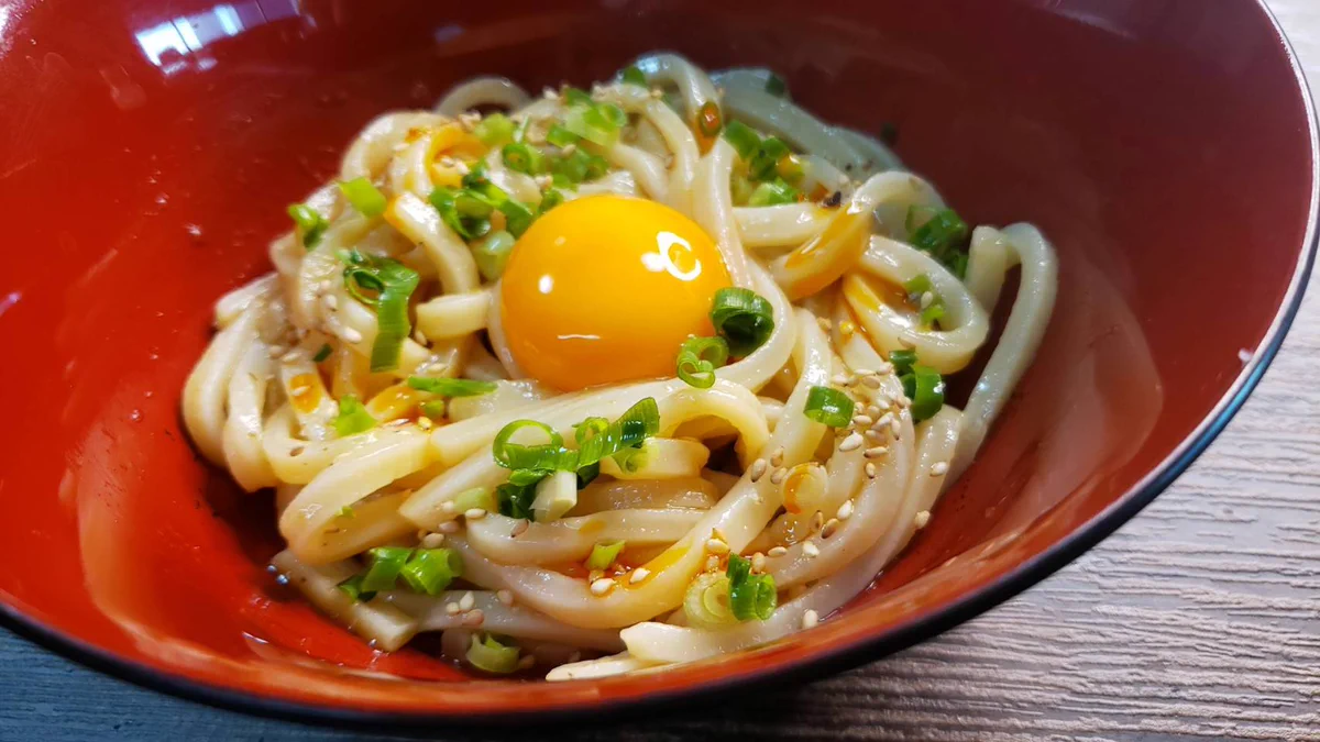 夏にもってこいのさっぱりレシピ！簡単に作れる「冷やしタレうどん」の作り方！