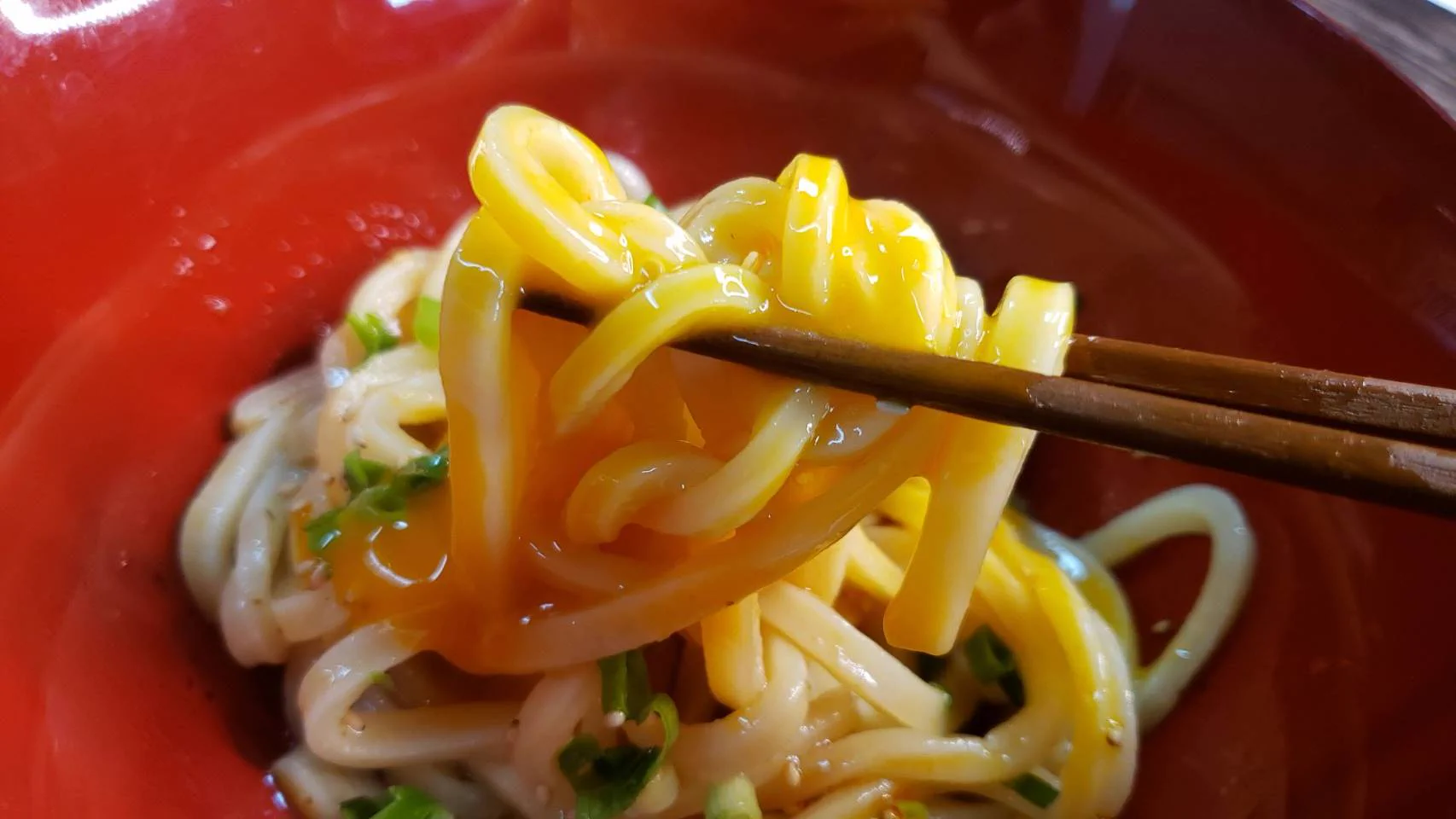 夏にもってこいのさっぱりレシピ！簡単に作れる「冷やしタレうどん」の作り方！