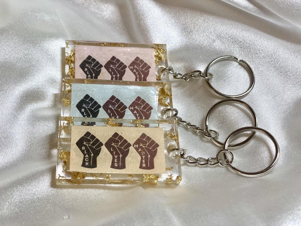 beekind_shop's tweet photo. #BLM Black Lives Matter Keychain ✊🏿✊🏽✊🏼

Our handmade #BLM Keychains are 8$ and 50% of the proceeds goes towards the organization @blacklivesmatter. 

You can customize your order by adding a Gold Flake Initial keychain for 7$ (no flowers included)! https://t.co/7vKgLhfHr5