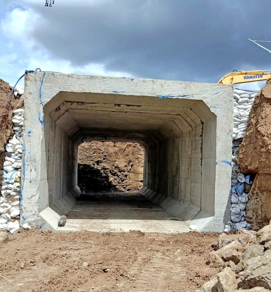 SWRRLY's tweet photo. Enhancing #infrastructure continues to be our Mission even in #lockdown.
Reinforced Cement Concrete box inserted for making underpass near #Hotagi
#India #IndianRailwaus #Karnataka #IndiaFightsCOVID19 #construction #safety #safetravel https://t.co/wgW8wp6XWK