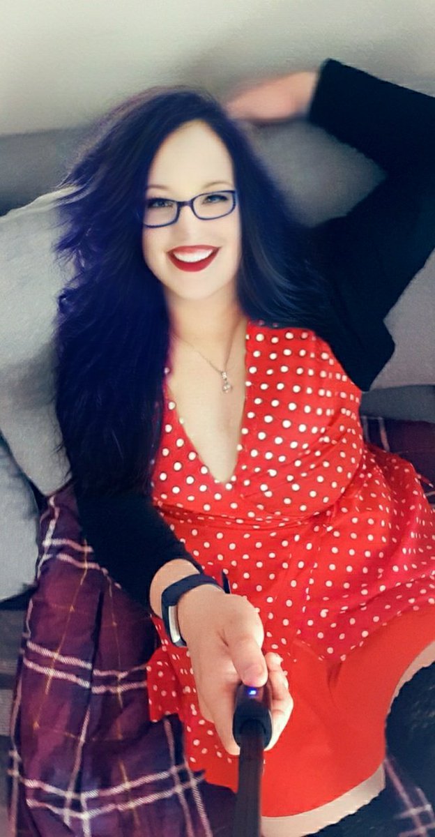 Mona81G's tweet photo. Ich ❤ 😍dieses Outfit , und ich sehe richtig gut aus mit #PolkaDot dress #halterlosestrümpfe einem #Bolero #tshirtBH #shapebody #makeup #redskirt 😘💋💕 https://t.co/kFYMIkhaNH
