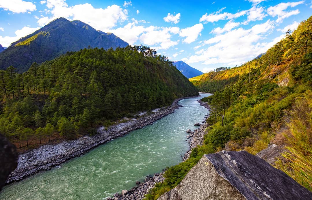 It is very interesting to note that Himalayan and NE states have led the fight against  #plasticpollution. From  #Sikkim to  #Meghalaya, each NE state has take giant strides to eliminate  #plasticwaste. Let's take a look at some interesting initiatives!  #Thread  #PlasticBagFreeDay