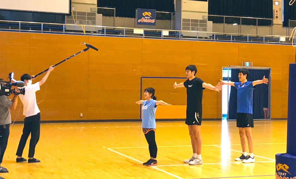 TORAY_ArrowsMEN's tweet photo. SBSテレビさん
取材していただきました

放送は
7/11(土) 17:00〜
みなスポ

黒田アナウンサー💙
果敢にも髙橋選手と李選手が打ったサーブを受けに行ってます🤩

お楽しみに♪

#東レアローズ
#髙橋健太郎
#李博
#2人の魅力たっぷり
#取材ありがとうございます

※代表合宿出発前に撮影しました https://t.co/txG7iDKzWO