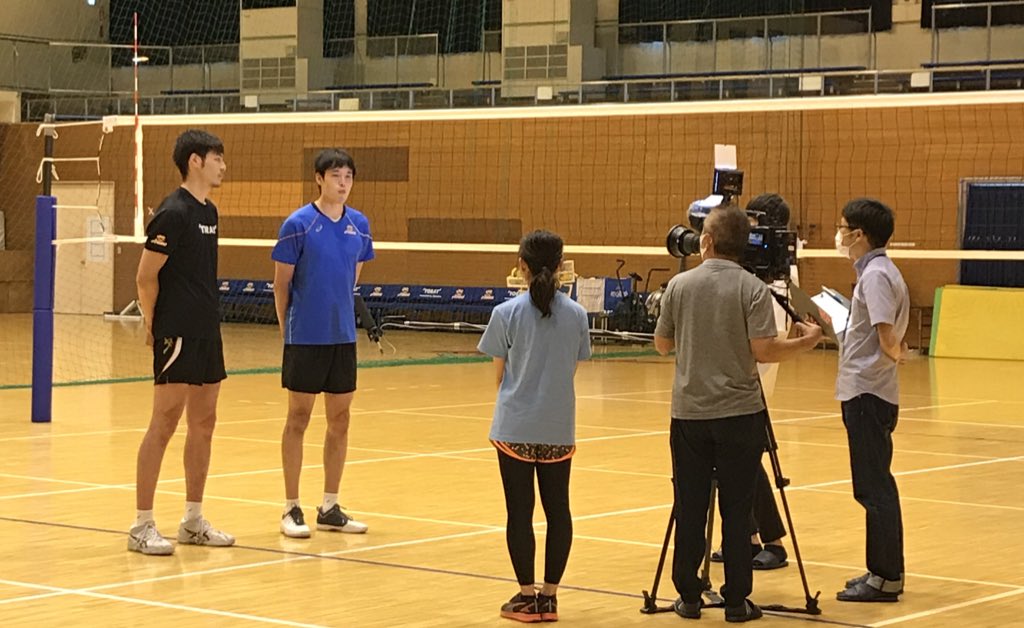TORAY_ArrowsMEN's tweet photo. SBSテレビさん
取材していただきました

放送は
7/11(土) 17:00〜
みなスポ

黒田アナウンサー💙
果敢にも髙橋選手と李選手が打ったサーブを受けに行ってます🤩

お楽しみに♪

#東レアローズ
#髙橋健太郎
#李博
#2人の魅力たっぷり
#取材ありがとうございます

※代表合宿出発前に撮影しました https://t.co/txG7iDKzWO