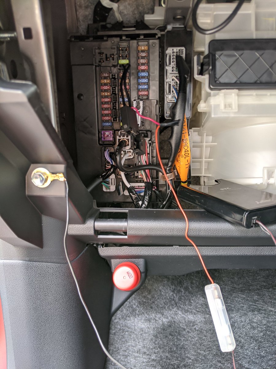 えくちび 奥様の車が納車されたので ひっぺ返したetcを取付け まずは切れちゃった電源線を半田付けw グローブボックスを外してヒューズボックスから Acc電源を探して引っ張り出して接続して起動確認 後は配線をキレイに隠して出来上がり