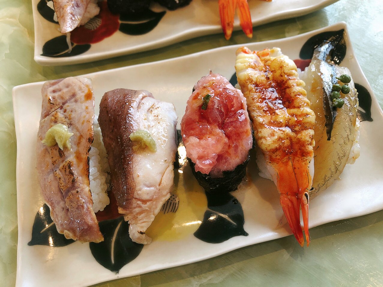 魔女っこれい Pa Twitter 昨日の余りのお寿司を生まれ変わらせてまた美味しく食べる 左から鮪は炙って塩振ってわさび ハマチも炙って塩振ってわさび ねぎとろは醤油と胡麻油を筆で塗ってユッケ風 海老はマヨネーズをかけて炙る さよりは筆で醤油を塗って実