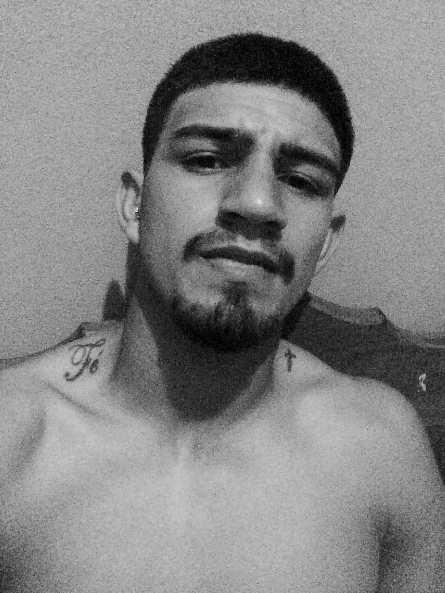 Alexandre_Boxe's tweet image. Mo estilão de cara fechada pq um sorriso nos só dá pra quem merece..