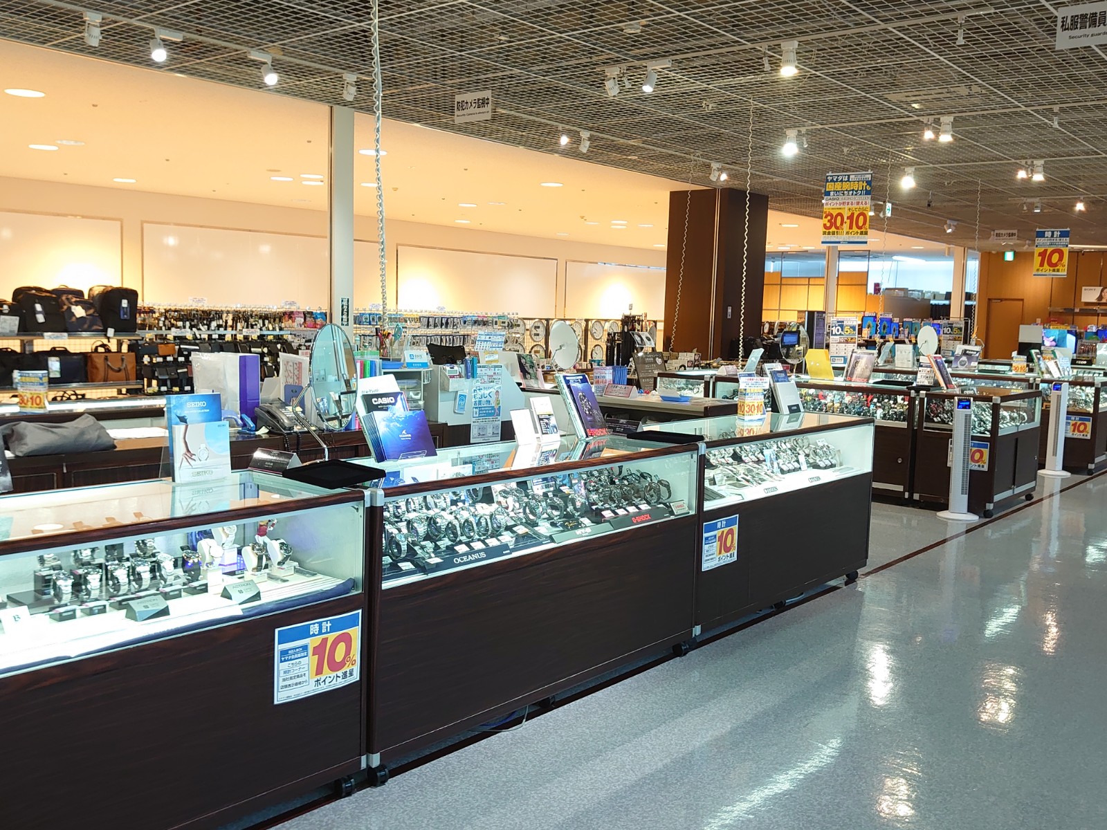 ヤマダデンキ Labi1 Life Select高崎 時計コーナーのご紹介 腕時計は手元で簡単に個性を表現できるファッションアイテム 当店3階ではcasio Seiko Citizenなど 人気の腕時計を多数取り揃えております あなたに最適なお気に入りの1本を見つけて