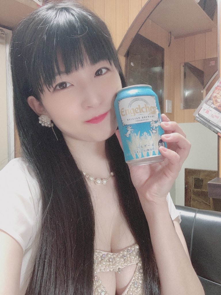 sara0520_mia's tweet photo. 只今お席に余裕ございます(*´꒳`*)
時間あったのでホワイトボードに画伯が落書きしましたw
天使のビールと共にお待ちしております☺️
#27bar #さらメシ https://t.co/AiCeK33aXU