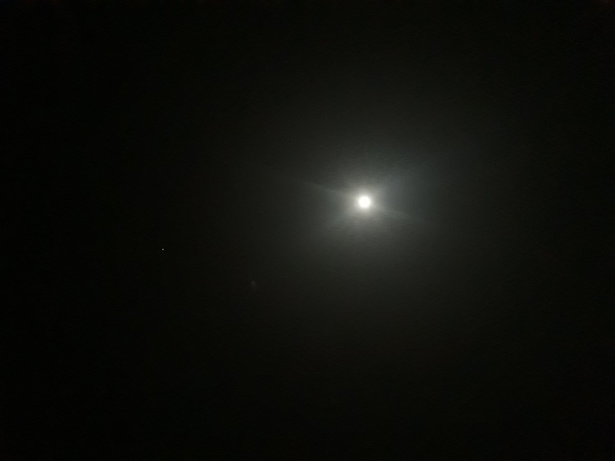 Cuando me di cuenta que el cielo estaba precioso, decidí subir al techo y mirar la luna. Esta noche lo siento un tanto distinta, quizá más hermosa o más romántica y nostálgica, no sé.