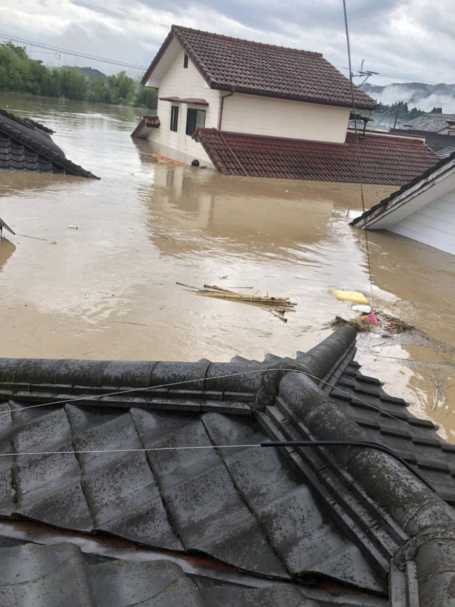 【再拡散RT】
【人吉市の浸水住宅被災者の方】
今、陸上自衛隊・県外からも福岡県消防員等が懸命に救助活動してます。必ず助かります。頑張って
私は関東に住んでいます。たくさんの方々の協力で、拡散の輪を繋げて、被災者迄コメが届くようにお願いします。🙏希望を与えて上げて下さい。
#拡散
#SOS