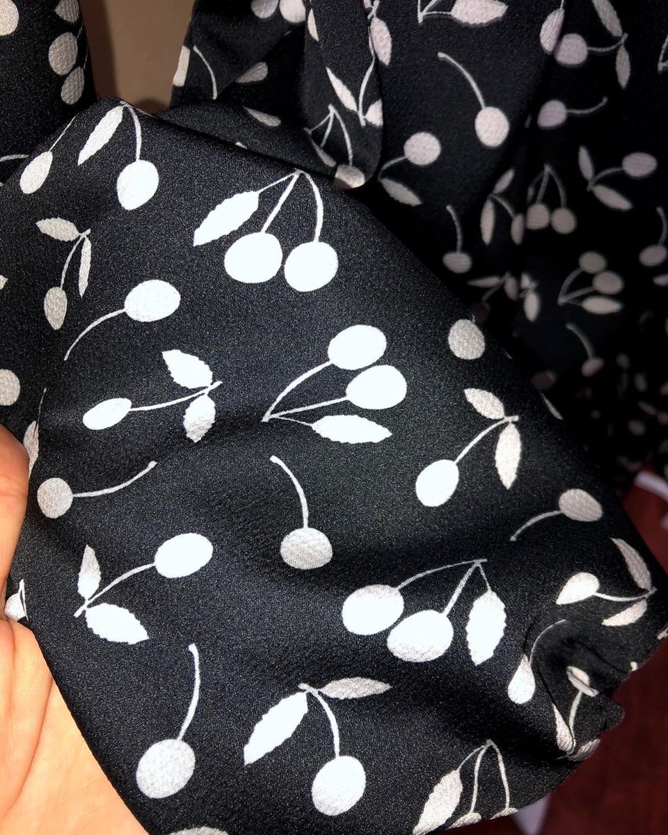 Yaz ayında yiyebileceğiniz çiçek gibi bir <a href="/melihatarhanaci/">Meliha Tarhanaci</a> elbisesi 🖤