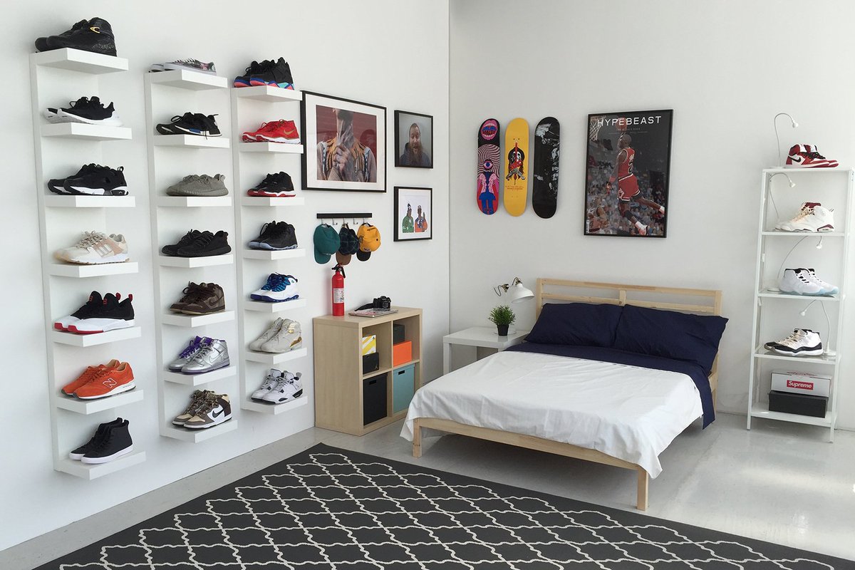 Lil_parn's tweet photo. In my living room da future.
#myreference https://t.co/rnJ4YROA6s