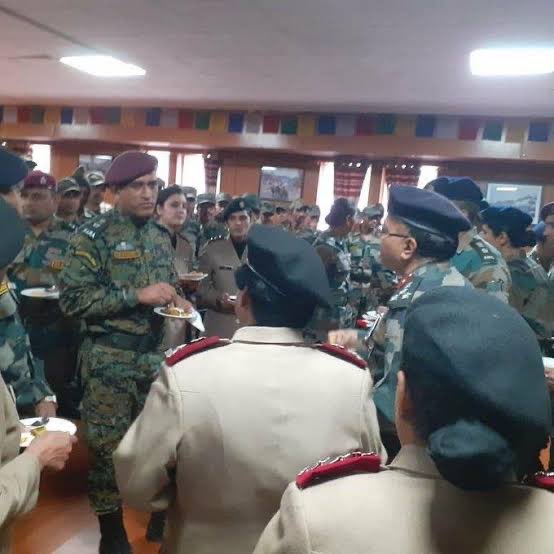 ActivistDeep's tweet photo. ये महेंद्र सिंह धोनी @msdhoni को पकौड़ा खाने के लिए कोई और जगह नहीं मिली क्या ?

अस्पताल में ऐसे भीड़-भाड़ इक्कठी करके कौन पकौड़े खाता है भाई ? 😋😏😏 

#ExposedTour
@narendramodi https://t.co/Hg7OoDC90N