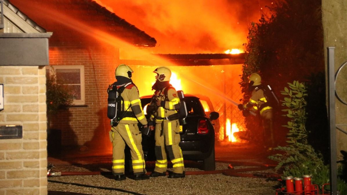 Grote brand verwoest villa en auto in Hierden..