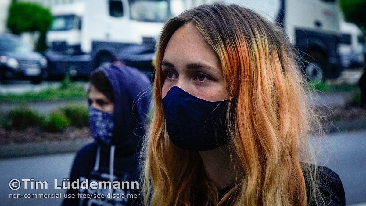 timluedde's tweet photo. Schluss mit #Tönnies: 30 Tierrechtler* haben gerade Deutschlands größte Schlachtfabrik im Coronakreis Gütersloh blockiert, davon 4 Personen aneinandergekettet. Sie kritisieren die Bedingungen in der Fleischindustrie und fordern ein Ende der Tierproduktion.
#Coronakrise #COVIDー19 https://t.co/5LT0QNpLO3