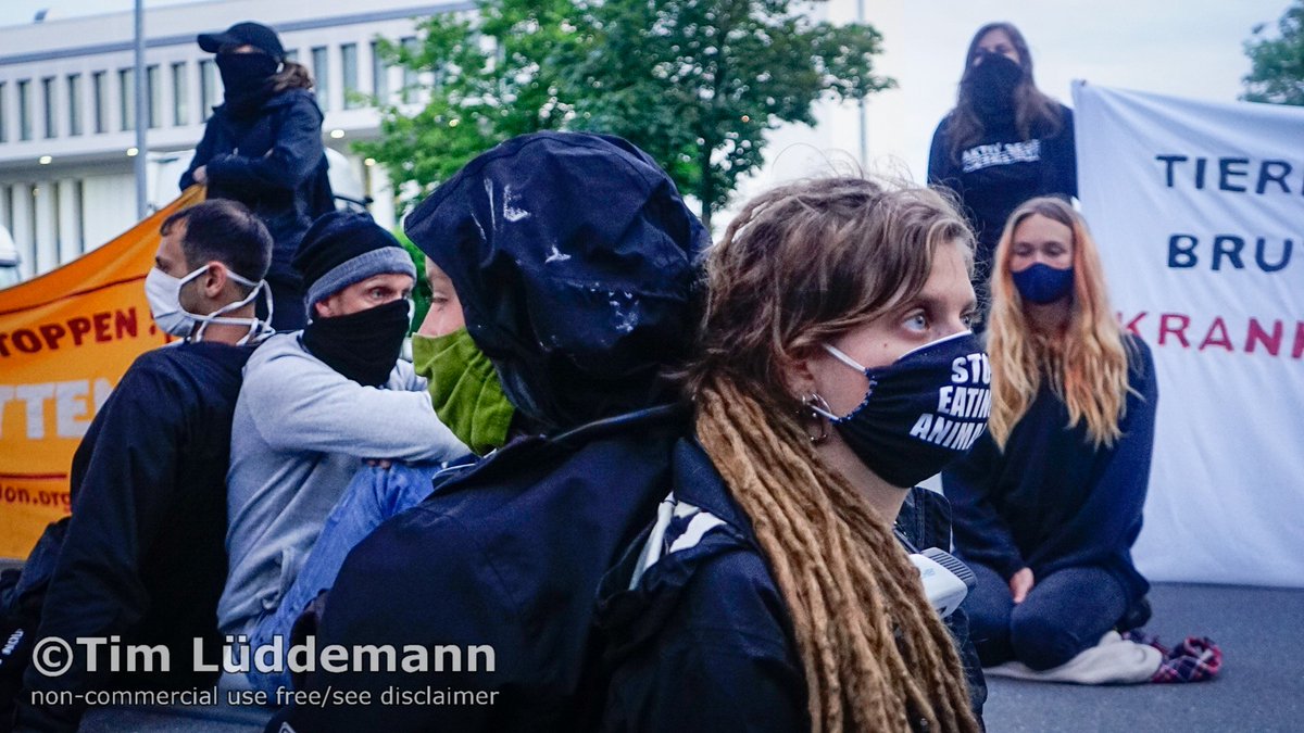 timluedde's tweet photo. Schluss mit #Tönnies: 30 Tierrechtler* haben gerade Deutschlands größte Schlachtfabrik im Coronakreis Gütersloh blockiert, davon 4 Personen aneinandergekettet. Sie kritisieren die Bedingungen in der Fleischindustrie und fordern ein Ende der Tierproduktion.
#Coronakrise #COVIDー19 https://t.co/5LT0QNpLO3