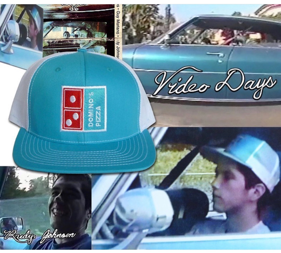 HESHDAWGZ_CB's tweet photo. dear,からblindの初期, 『Video Days』時代のコレクションが再入荷してます!
『Video Days』と言えば
Spike Jonzeが製作した
スケートビデオの金字塔です。
その『Video Days』の中で
Rudy Johnsonが被っていた
あのピザ屋のキャップです🍕
#heshdawgz #dear #dearskating https://t.co/0RwWiYzoWN