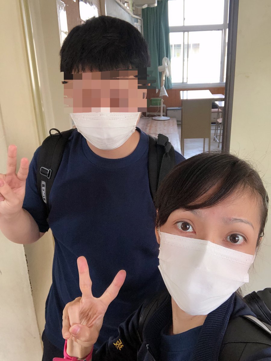 hetchara_thai's tweet photo. เพื่อนอายุไม่ถึง 20 ขอปิดหน้านะคะ
友達が２０歳未満なんですから顔隠させてね。
  
出身中学校からの友達と高校で一緒に勉強すると、とっても安全安心だもんね。1人しかいないのに。

三部でホームルームの室も隣し、毎日ほとんど、お互いに呼びかけあってる。

高校の生活は、楽しくと思ってます。 https://t.co/Owj857CV8s