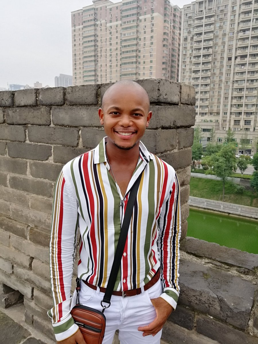 NdumisoChili3's tweet image. Honored that I will be receiving an award as the teacher of the year in my school, here in China  🙇. A South African citizen trying his level best in everything he touches. 💯

With over 95% of my biology students obtaining straight A's.