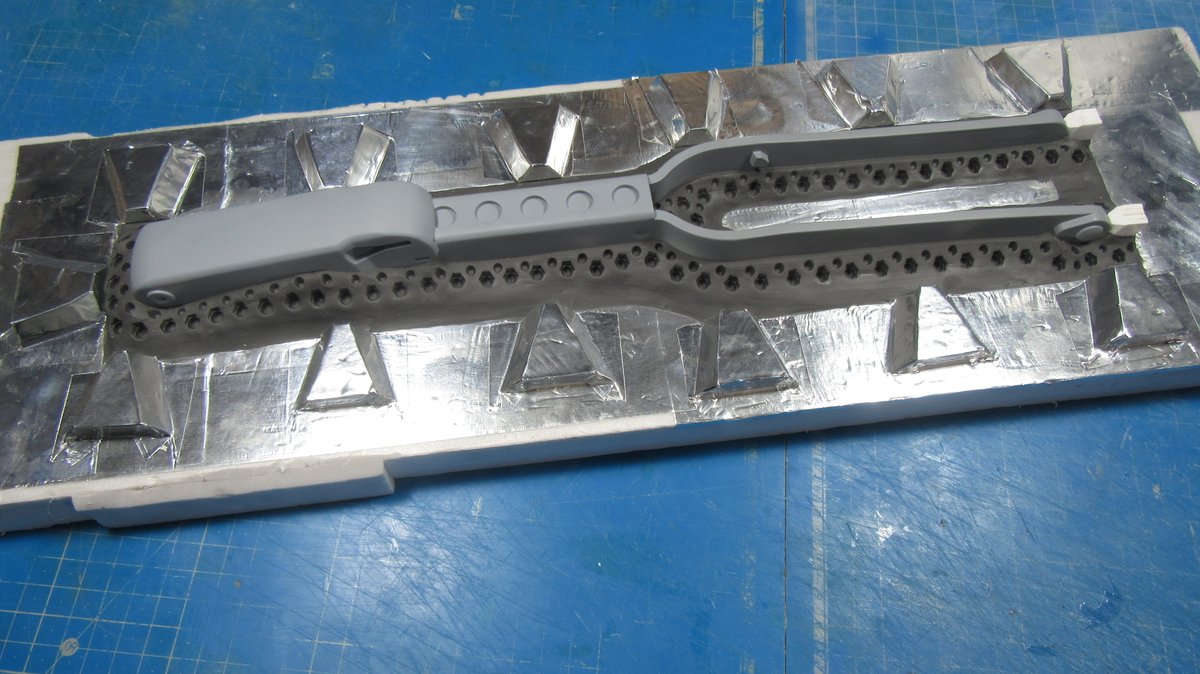 Timuche's tweet photo. C'est l'heure de mouler les principales parties du Blaster E11 !
-----
Time to mold the main parts of the E11 Blaster !
#starwars #anewhope #ANH #starwarsprops #stormtrooper #empire #blaster #e11 #e11blaster #replica #mold #molding #silicone https://t.co/lijVvzms7m