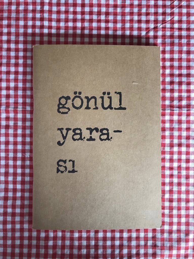 Gönül Yarası,başrollerinde Şener Şen,Meltem Cumbul ve Timuçin Esen’in oynadığı,yönetmenliğini Yavuz Turgal’ın yaptığı 2005 yapımı sinema filmi.
Bu çok sevilen defterimiz 10₺ sipariş için dm den iletişime geçebilirsiniz✨