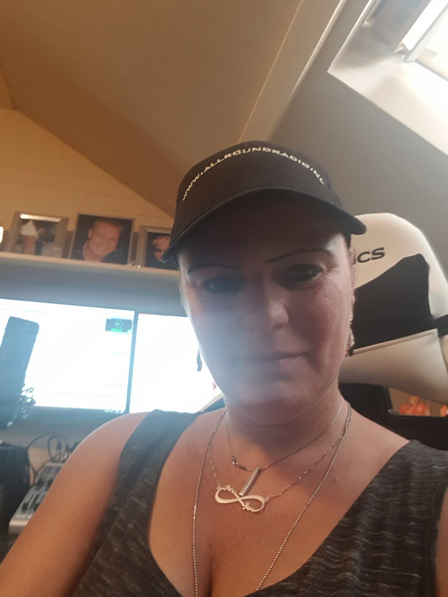 RadioRound's tweet photo. Vrienden
Gisteren was officieel de geboorte van AllRoundRadio gevierd en ik wil iedereen bedanken die er deel aan hadden.Liefs petra https://t.co/9bzJJvxO1w