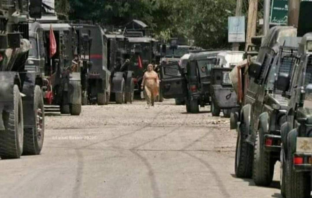 TopGun_Wani's tweet photo. Brave woman of #kashmir standing and walking tall under heavy Indian military occupation forces #KashmirWantsFreedom #KashmirBleeds #stopoppressioninkashmir ⁦@standwkashmir⁩ https://t.co/siqy9eGSpX