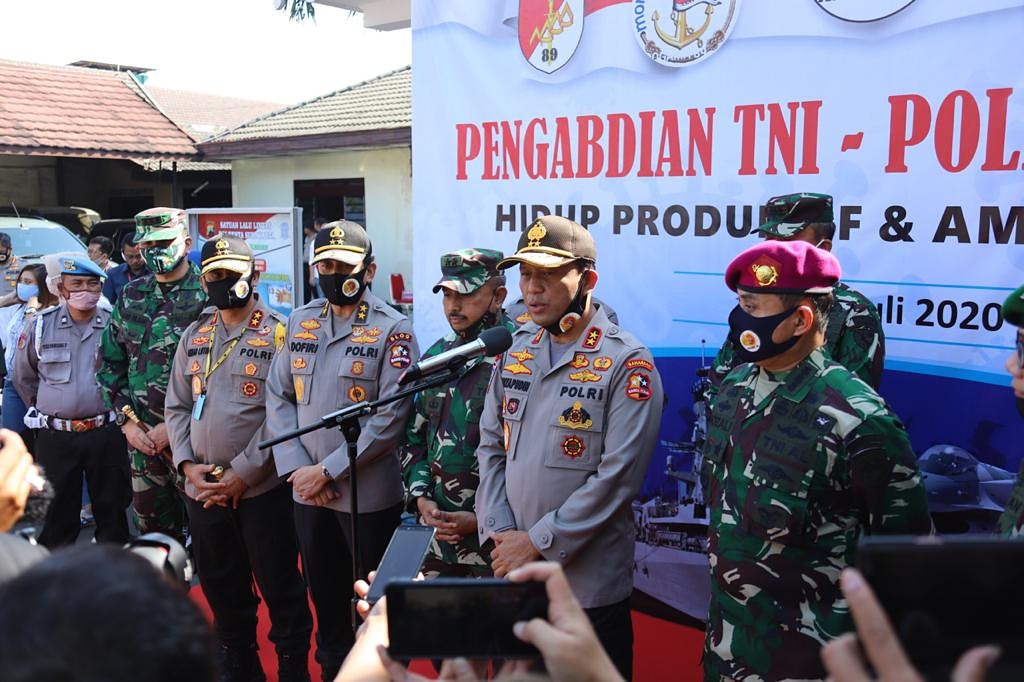 SemarangPolsek's tweet photo. Pengabdian TNI-Polri, Alumni Akabri ’89 Bagikan 10 Ribu Sembako di Surakarta

Personel TNI-Polri Akabri angkatan 89 kembali membagikan total sebanyak 10.100 paket sembako untuk meringankan beban warga terdampak covid-19 di wilayah Surakarta dan sekitarnya, Sabtu (4/7/2020). https://t.co/i3RBg2YXOo