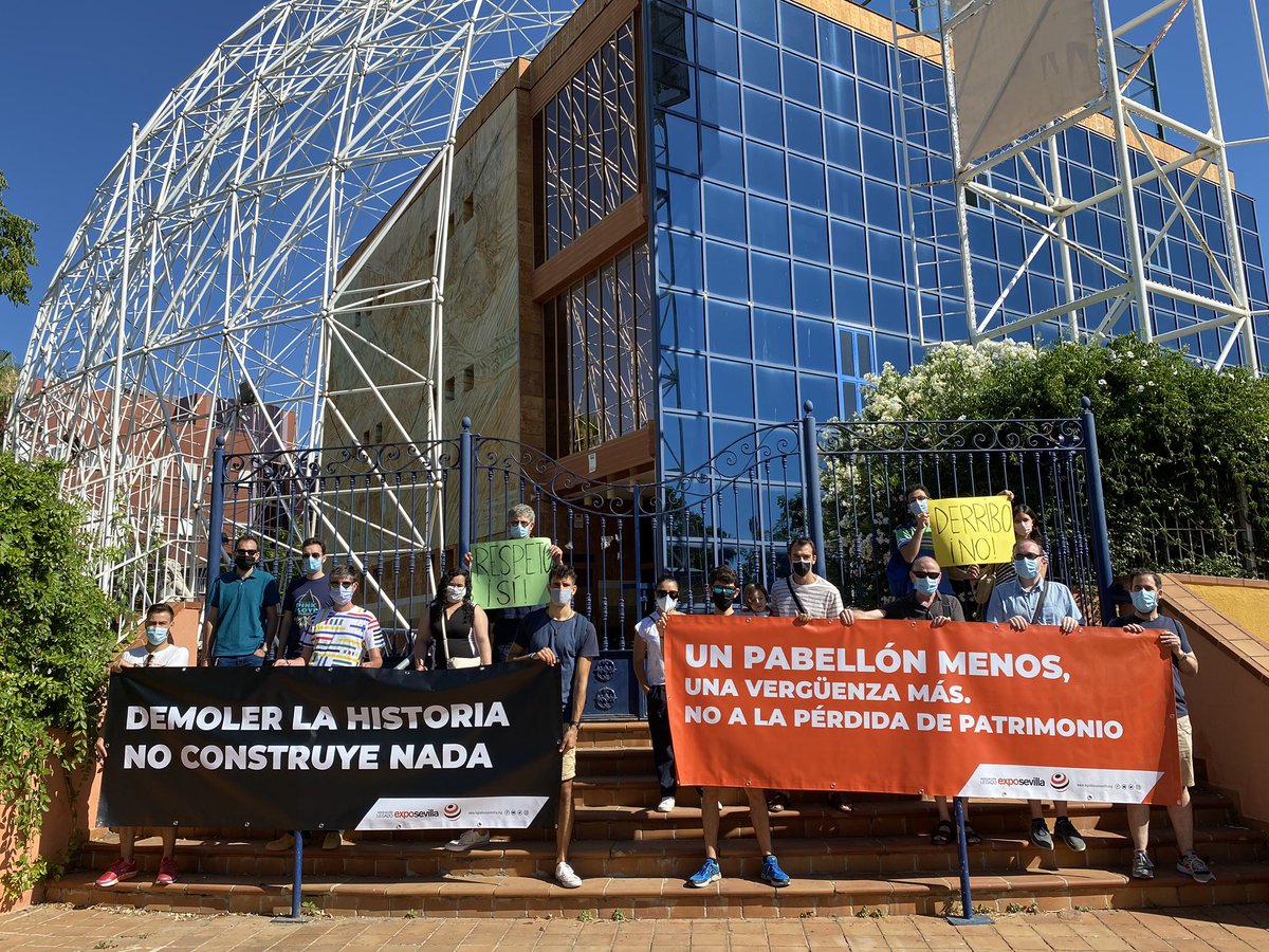 EXPO92's tweet photo. Hoy hemos reivindicado una vez más la permanencia del Pabellón de la @ONU_es, un edificio singular, patrimonio de la ciudad, que podría desaparecer en los próximos días. “Demoler la historia no construye nada”. #legadoexpo https://t.co/SFWofSSksv