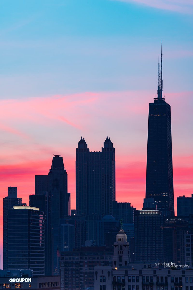 barrybutler9's tweet photo. Patriotic Sunrise.   Red and blue are the dominate colors for sunrise this morning on Independence Day in Chicago. #weather #news #ilwx #sunrise #chicago https://t.co/gV7u8m55Ze
