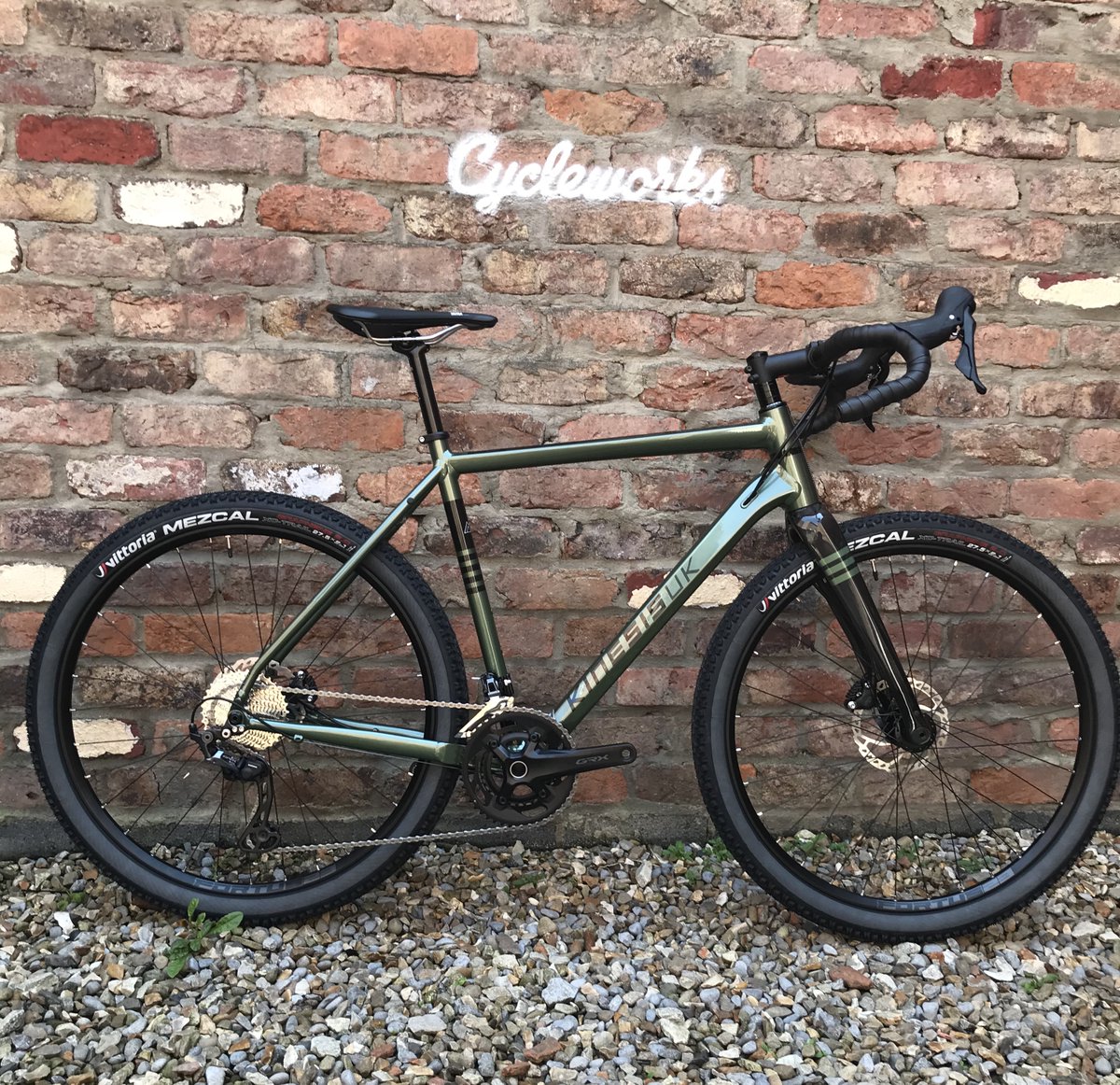 YorkCycleworks's tweet photo. GRAVEL ADVENTURES AHOY!
One lucky customer took this Harris Green @KinesisBikes_UK Tripster AT from us recently. Built with @ShimanoROAD GRX, @Hopetech Fortus 27.5/650b wheels and a @RitcheyLogic finishing kit, it really is a Swiss Army knife of a bike. #tailwindsalways https://t.co/L7e6mgDHBa