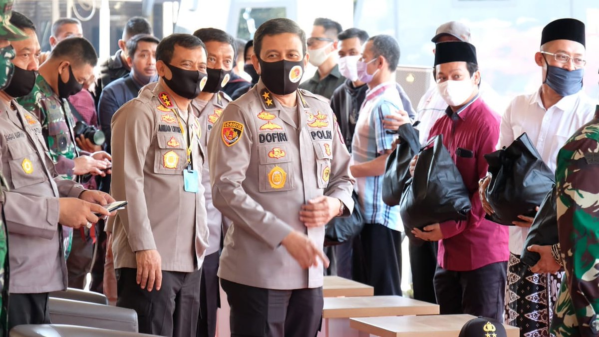 SemarangPolsek's tweet photo. Pengabdian TNI-Polri, Alumni Akabri ’89 Bagikan 10 Ribu Sembako di Surakarta

Personel TNI-Polri Akabri angkatan 89 kembali membagikan total sebanyak 10.100 paket sembako untuk meringankan beban warga terdampak covid-19 di wilayah Surakarta dan sekitarnya, Sabtu (4/7/2020). https://t.co/sm3Kp7kJ6i