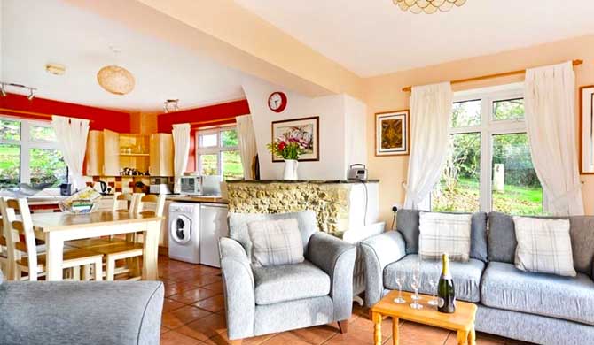 Hostelman's tweet photo. Mimosa Cottage, #WestBexington 🇬🇧

https://t.co/kRvqcT89FN

Sleeps 4, from £75 per night … More #cottages &amp; #holidayhomes on #Hostelman at https://t.co/jt2nTrByuw

#Dorset #cottage #holidayhome #travel #traveling #travelling #vacation #vacations #hostelmansworld #getyourguide https://t.co/SkfnaAvAXL