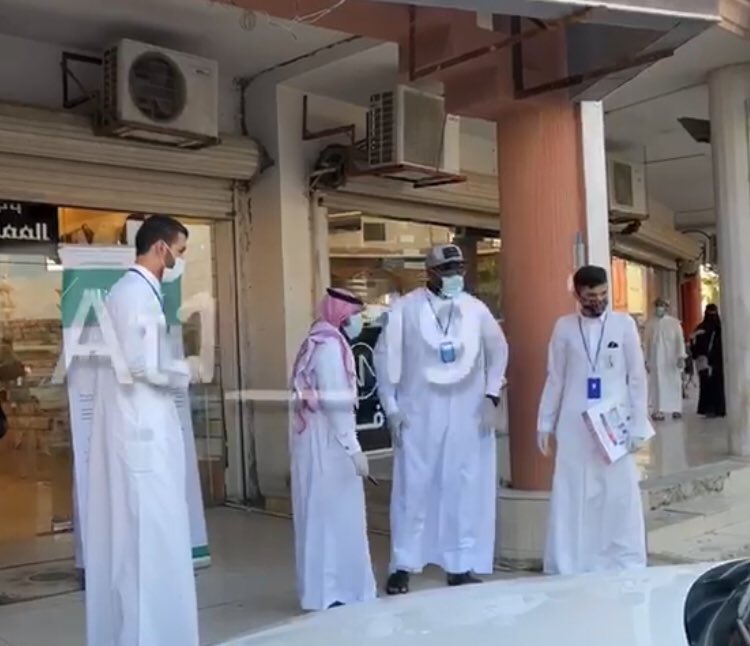at1_19's tweet photo. اطلق مستشفي الخفجي العام حملة توعويه ميدانيه بالتعاون مع  #فريق_اثر_التطوعي بمحافظة #الخفجي لمده ثلاث ايّام 
والتي تستهدف الأسواق الشعبيةلتوعيةالمتسوقين وأصحاب المراكز التجارية،بأهميةالإجراءات الاحترازية للوقاية من فيروس كورونا. https://t.co/gypzMAhjSB