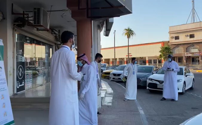 at1_19's tweet photo. اطلق مستشفي الخفجي العام حملة توعويه ميدانيه بالتعاون مع  #فريق_اثر_التطوعي بمحافظة #الخفجي لمده ثلاث ايّام 
والتي تستهدف الأسواق الشعبيةلتوعيةالمتسوقين وأصحاب المراكز التجارية،بأهميةالإجراءات الاحترازية للوقاية من فيروس كورونا. https://t.co/gypzMAhjSB