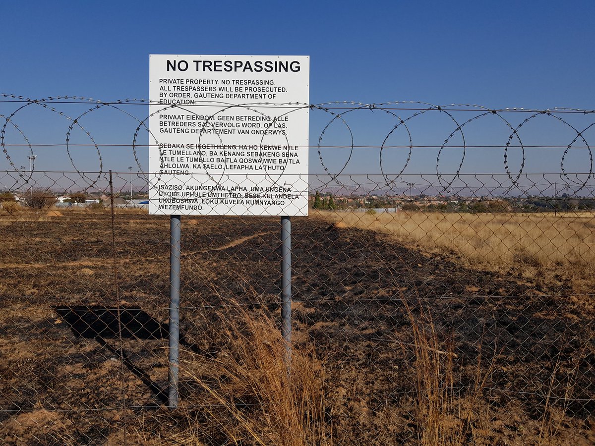 Ndujamz's tweet photo. Dept.of education been owning this land property for yrs and no school been built. HoneydewRidge next to Panorama Sport field. They will sell it to private co. and open a shopping centre. #ANCMustFall #PoliticiansMustFall #Vusi #malema https://t.co/dokguWgytE