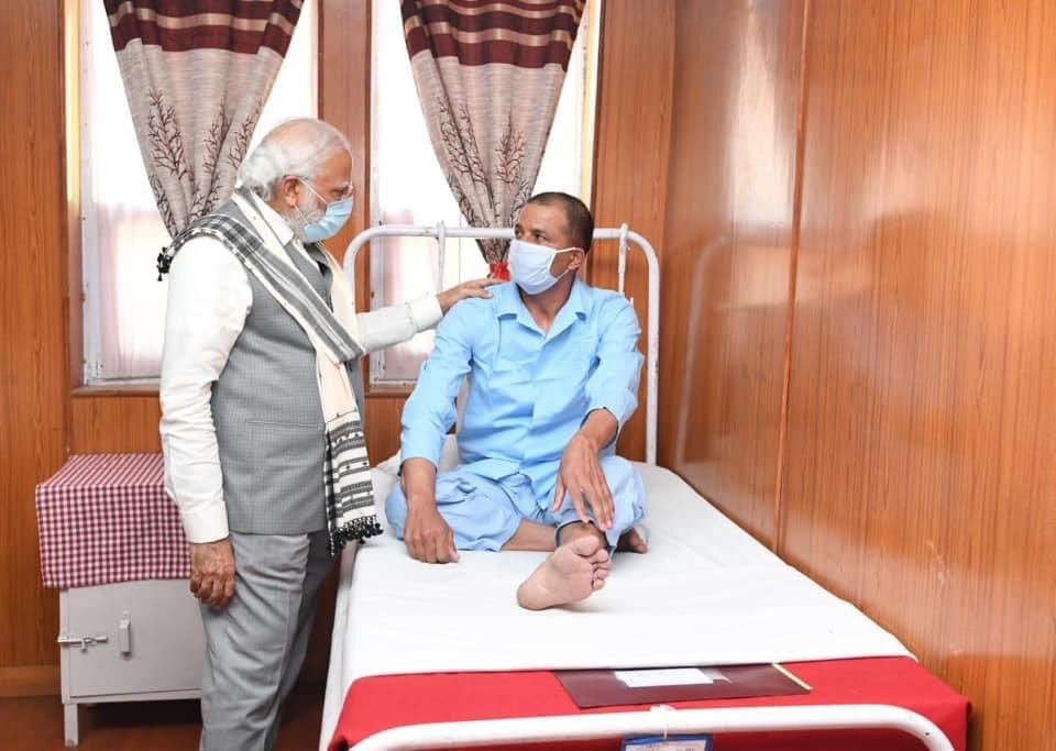 RCMakwanaBJP's tweet image. Prime Minister Shri Narendra Modi Ji met soldiers, who were injured in #GalwanValleyClash of June 15, in Leh. 

#ModiinLeh
#ModiInLehLadakh
#ModiRocksChinShocked